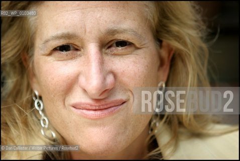 Photograph by © DAN CALLISTER   www.dancallister.com.Author Melissa Bank July 01, 2005 who wrote such best.sellers as The Girls Guide to Hunting and Fishing and now  The Wonder Spot pictured here in Manhattan, New York, USA.Copyright©Dan Callister/Writer Pictures/Rosebud2