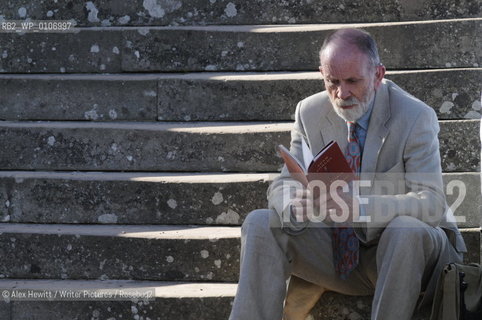 A reader sits on the steps of Harmony House at the Borders Book Festival 2010..The festival runs from Thursday 17th June to Sunday 20th June.for further info please go to the website at www.bordersbookfestival.org or contact Nicky Stonehill on 07740 681 560 or nicky@stonehillsalt.co.uk..Copyright©Alex Hewitt/Writer Pictures/Rosebud2