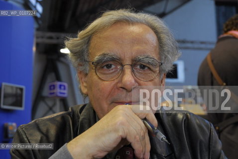 Famous TV presenter Bernard Pivot signing hi©Writer Pictures/Rosebud2