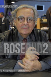 Famous TV presenter Bernard Pivot signing hi©Writer Pictures/Rosebud2