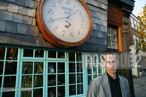Jeffery Deaver promoting his new book, The Sleeping Doll, at Waterstone©Writer Pictures/Rosebud2