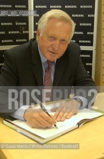 David Dimbleby signing copies of  “A Picture of Britain” at Borders bookshop,  New Oxford Street, London, June 8, 2005. ..©Susan Martin/Writer Pictures/Rosebud2