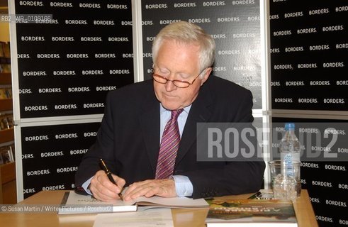David Dimbleby signing copies of  “A Picture of Britain” at Borders bookshop,  New Oxford Street, London, June 8, 2005. ..©Susan Martin/Writer Pictures/Rosebud2
