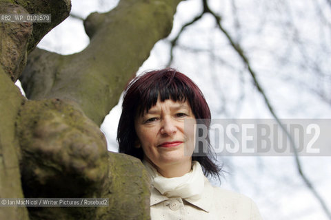 Anne Donovan .Author, pictured in Glasgows Botanical Gardens..22nd April 2008..Copyright©Ian MacNicol/Writer Pictures/Rosebud2