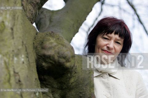 Anne Donovan .Author, pictured in Glasgows Botanical Gardens..22nd April 2008..Copyright©Ian MacNicol/Writer Pictures/Rosebud2