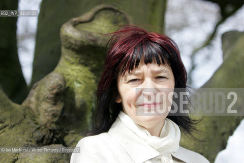 Anne Donovan .Author, pictured in Glasgows Botanical Gardens..22nd April 2008..Copyright©Ian MacNicol/Writer Pictures/Rosebud2
