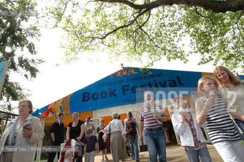Visitors by the entrance of the Edinburgh International Book Festival, in Charlotte Square Gradens, Edinburgh...Copyright©Pascal Saez/Writer Pictures/Rosebud2