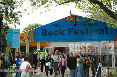 Visitors by the entrance of the Edinburgh International Book Festival, in Charlotte Square Gradens, Edinburgh...Copyright©Pascal Saez/Writer Pictures/Rosebud2
