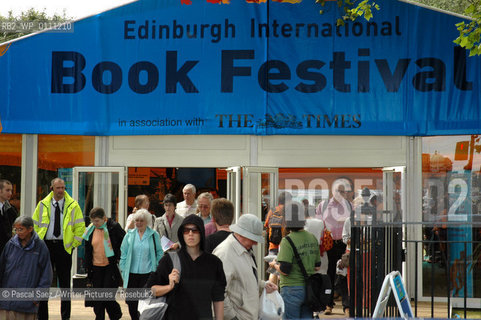 Visitors by the entrance of the Edinburgh International Book Festival, in Charlotte Square Gradens, Edinburgh...Copyright©Pascal Saez/Writer Pictures/Rosebud2