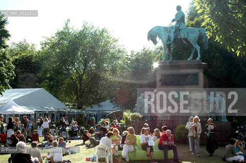 Visitors by the entrance of the Edinburgh International Book Festival, in Charlotte Square Gradens, Edinburgh...Copyright©Pascal Saez/Writer Pictures/Rosebud2