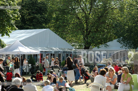 Visitors by the entrance of the Edinburgh International Book Festival, in Charlotte Square Gradens, Edinburgh...Copyright©Pascal Saez/Writer Pictures/Rosebud2