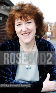     Linda Gillard, after graduating from Bristol University, trained as an actor and performed with the National©Writer Pictures/Rosebud2