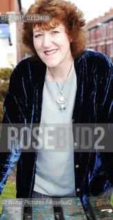   Linda Gillard, after graduating from Bristol University, trained as an actor and performed with the National T©Writer Pictures/Rosebud2