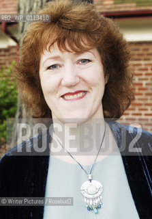     Linda Gillard, after graduating from Bristol University, trained as an actor and performed with the National©Writer Pictures/Rosebud2