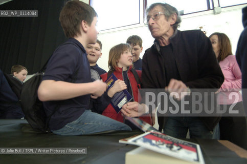One City, One Book. The Scottish Storytelling Centre.  Kidnapped - When Kilts were banned..Pupils from Wester Hailes Education Centre meet Alan Grant the writer of the comic book Kidnappedl..copyright©Julie Bull/TSPL/Writer Pictures/Rosebud2