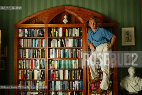 Bestselling author Robert Harris at home..copyright©Geraint Lewis/Writer Pictures/Rosebud2