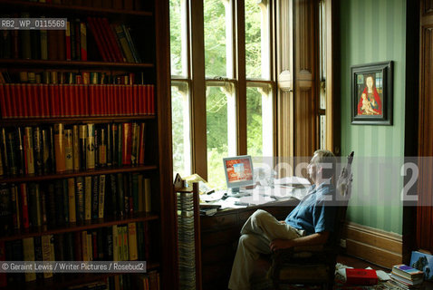 Bestselling author Robert Harris at home..copyright©Geraint Lewis/Writer Pictures/Rosebud2