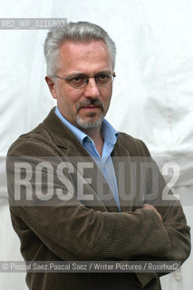 British writer Alan Hollinghurst, author of The Swimming-Pool Library at the Edinburgh International Book Festival 2004..Copyright©Pascal Saez.Pascal Saez/Writer Pictures/Rosebud2