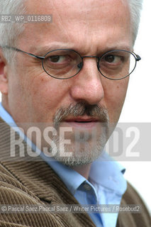 British writer Alan Hollinghurst, author of The Swimming-Pool Library at the Edinburgh International Book Festival 2004..Copyright©Pascal Saez.Pascal Saez/Writer Pictures/Rosebud2