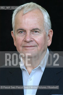 British actor (Bilbo in Lord of the Rings) and writer Ian Holm at the Edinburgh International Book Festival 2004..Copyright©Pascal Saez.Pascal Saez/Writer Pictures/Rosebud2
