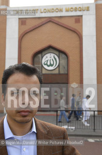 Ed Husain in the market in front of the London Hospital in Whitechapel..©Rogan MacDonald/Writer Pictures/Rosebud2