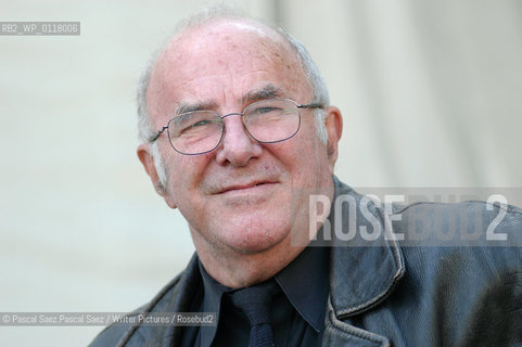 Australian journalist, critic, TV presenter and writer Clive James at the Edinburgh International Book Festival 2003..Copyright©Pascal Saez.Pascal Saez/Writer Pictures/Rosebud2