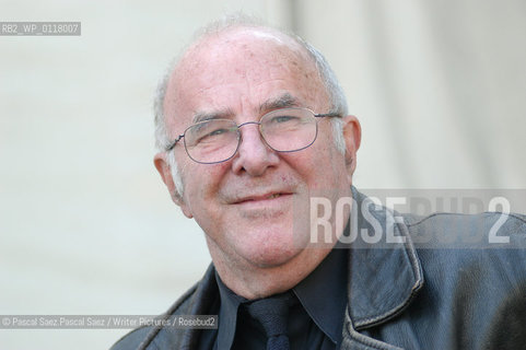 Australian journalist, critic, TV presenter and writer Clive James at the Edinburgh International Book Festival 2003..Copyright©Pascal Saez.Pascal Saez/Writer Pictures/Rosebud2