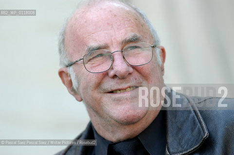 Australian journalist, critic, TV presenter and writer Clive James at the Edinburgh International Book Festival 2003..Copyright©Pascal Saez.Pascal Saez/Writer Pictures/Rosebud2