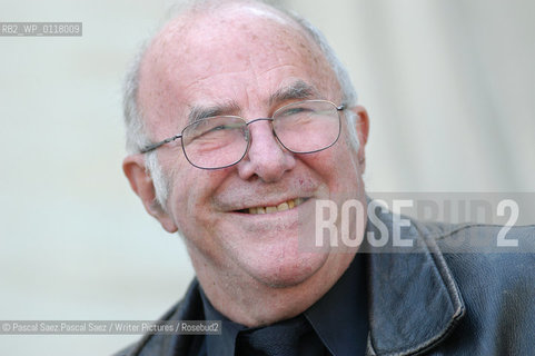 Australian journalist, critic, TV presenter and writer Clive James at the Edinburgh International Book Festival 2003..Copyright©Pascal Saez.Pascal Saez/Writer Pictures/Rosebud2
