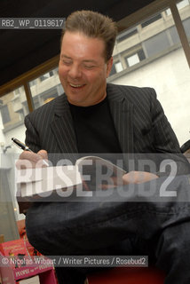 Douglas Kennedy.Chez Filigranes.writer of Sur les traces de la femmes du V° .Copyright©Nicolas Wibaut/Writer Pictures/Rosebud2