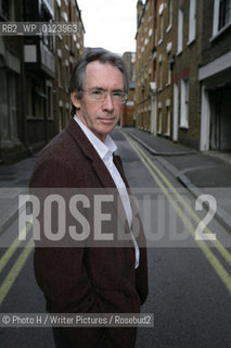 Ian Mac Ewan interview London 4.07.05 mit Matthias  .Matussek und Volker Hage ..©Photo H/Writer Pictures/Rosebud2
