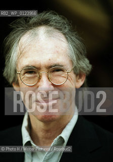 Ian Mac Ewan interview London 4.07.05 mit Matthias  .Matussek und Volker Hage ..©Photo H/Writer Pictures/Rosebud2