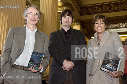 Writer Ian Rankin (middle) and the 2 winners of the James Tait Black Memorial Prizes for 2005: Ian McEwan (L) for his novel Saturday and Sue Prideaux (R) for Edvard Munch : Behind the Scream.  Edinburgh, June 2006....Copyright©Pascal Saez/Writer Pictures/Rosebud2