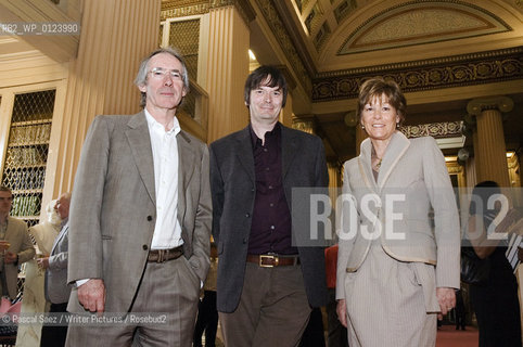Writer Ian Rankin (middle) and the 2 winners of the James Tait Black Memorial Prizes for 2005: Ian McEwan (L) for his novel Saturday and Sue Prideaux (R) for Edvard Munch : Behind the Scream.  Edinburgh, June 2006....Copyright©Pascal Saez/Writer Pictures/Rosebud2