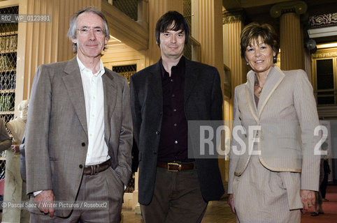 Writer Ian Rankin (middle) and the 2 winners of the James Tait Black Memorial Prizes for 2005: Ian McEwan (L) for his novel Saturday and Sue Prideaux (R) for Edvard Munch : Behind the Scream.  Edinburgh, June 2006....Copyright©Pascal Saez/Writer Pictures/Rosebud2
