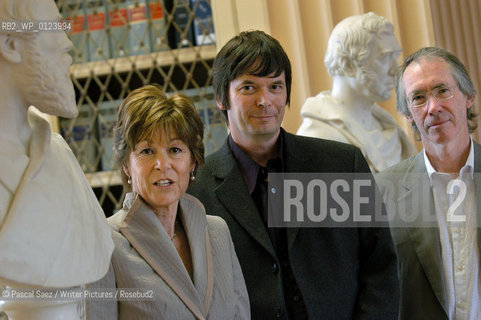 Writer Ian Rankin (middle) and the 2 winners of the James Tait Black Memorial Prizes for 2005: Ian McEwan (R) for his novel Saturday and Sue Prideaux (L) for Edvard Munch : Behind the Scream.  Edinburgh, June 2006....Copyright©Pascal Saez/Writer Pictures/Rosebud2