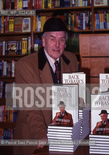 British writer Robert Macfarlane.at the Edinburgh International book Festival 2004..Copyright©Pascal Saez.Pascal Saez/Writer Pictures/Rosebud2