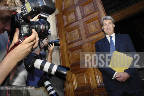 Jeremy Paxman at the Edinburgh International Television Festival, McEwan Hall, Edinburgh University, 24/08/07..©./Writer Pictures/Rosebud2