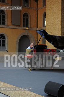 Alain Planès est l’un des pianistes les plus remarqués de sa génération. Sa carrière de soliste le conduit dans les plus gran©Writer Pictures/Rosebud2