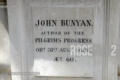 The Grave of John Bunyan the author of Pilgrimss Progress in Bunhill Fields in the city of London. ..copyright©Stuart Clarke/Writer Pictures/Rosebud2