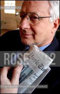 Joe Queenan, recreating scenes from Burt Lancaster movies..copyright©Lisa Carpenter/Writer Pictures/Rosebud2