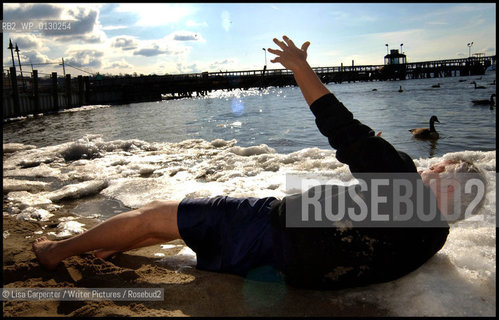 Joe Queenan, recreating scenes from Burt Lancaster movies..copyright©Lisa Carpenter/Writer Pictures/Rosebud2