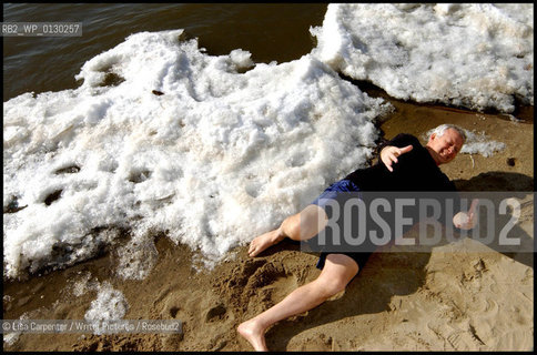 Joe Queenan, recreating scenes from Burt Lancaster movies..copyright©Lisa Carpenter/Writer Pictures/Rosebud2