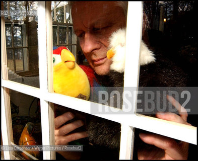 Joe Queenan, recreating scenes from Burt Lancaster movies..copyright©Lisa Carpenter/Writer Pictures/Rosebud2