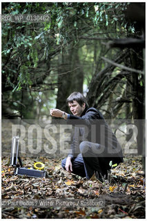 IAN RANKIN CHECKS OUT A CRIME SCENE AT THE SOIL FORENSICS INTERNATIONAL CONFERENCE BEING HELD IN EDINBURGH TODAY (WEDNESDAY). AN EVENT ORGANISED BY ABERDEENS THE MACAULAY INSTITUTE, AT HERIOT WATT UNIVERSITY...Copyright©Paul Dodds/Writer Pictures/Rosebud2
