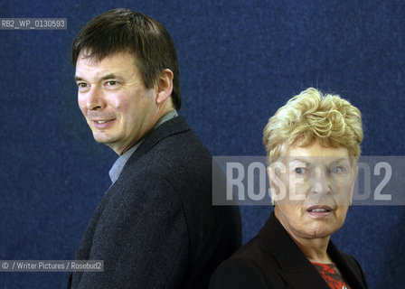 Ruth Rendell with Ian Rankin at the Edinburgh Book Festival, 15/08/07..©/Writer Pictures/Rosebud2