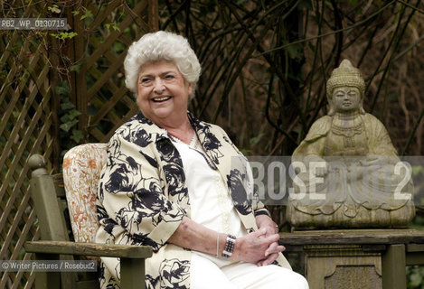 CLAIRE RAYNER at home i©Writer Pictures/Rosebud2