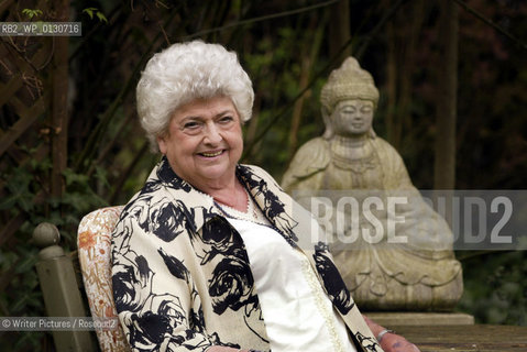 CLAIRE RAYNER at home i©Writer Pictures/Rosebud2