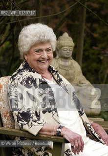 CLAIRE RAYNER at home i©Writer Pictures/Rosebud2