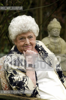 CLAIRE RAYNER at home i©Writer Pictures/Rosebud2